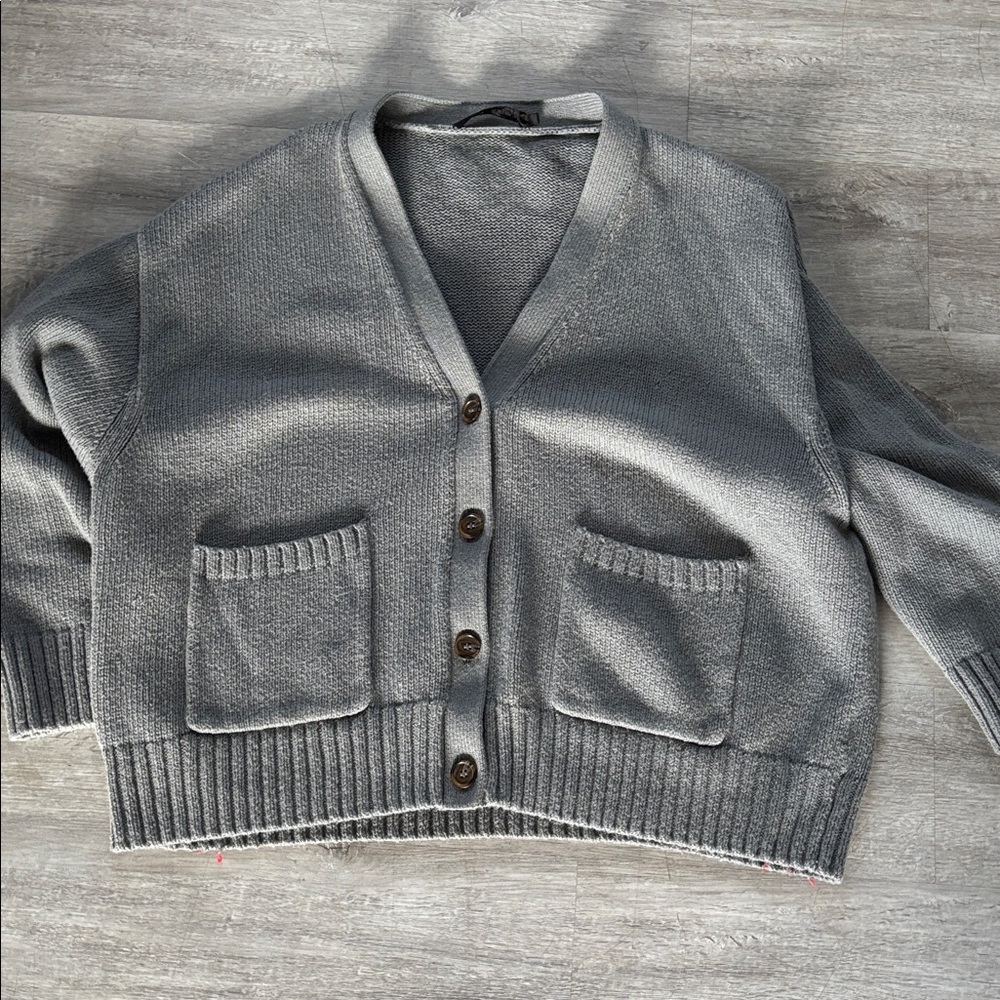 Jenni Kayne Gray V-Neck Button Front Cropped Cardigan - Picture 4 of 7